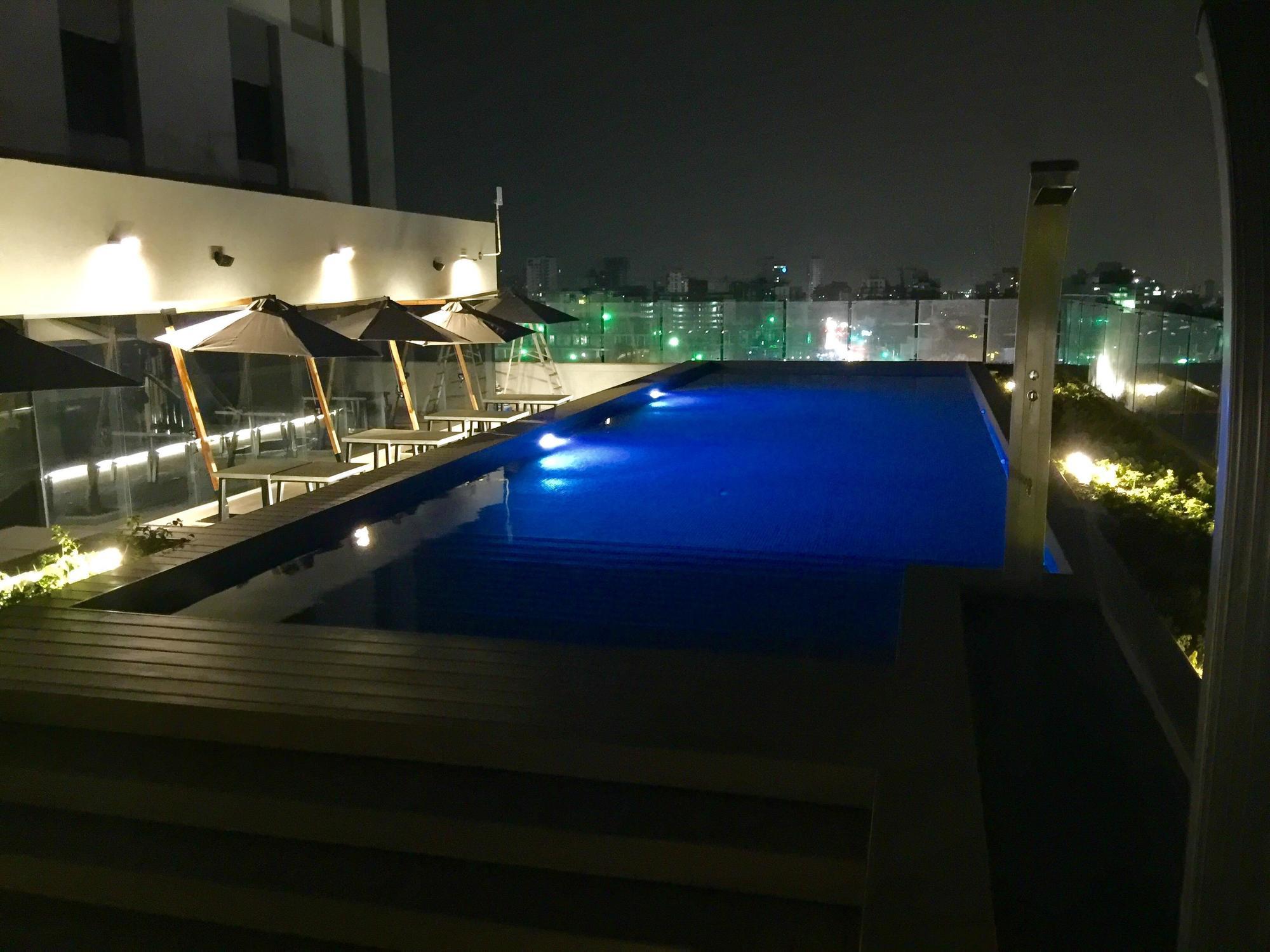 Movich Buro 51 Hotel Barranquilla  Exterior foto Rooftop pool at the hotel