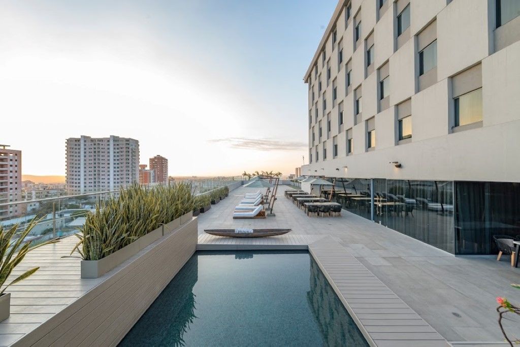 Movich Buro 51 Hotel Barranquilla  Exterior foto The rooftop pool at the hotel